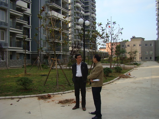 董事長調(diào)研城區(qū)老舊小區(qū)管道燃?xì)馀涮坠ぷ?>                            <div   id="kyt69frc"   class="con">
                                <span id="kyt69frc"    class="title">董事長調(diào)研城區(qū)老舊小區(qū)管道燃?xì)馀涮坠ぷ?/span>
                                <p class="des">&nbsp;

	近日，公司黨委書記、董事長潘炳應(yīng)先后深入渡江路沿街樓棟、百圣花苑、同慶北苑、錦都商城、古樹新村、馬山公寓等26處前期開發(fā)未“三同時(shí)”配套管道燃?xì)獾某菂^(qū)老舊小區(qū)（樓棟），實(shí)地考察、調(diào)研公司老舊小區(qū)氣化工作推進(jìn)情況。


	每到一處，潘炳應(yīng)都細(xì)致查看小區(qū)周邊管網(wǎng)配套條件，詳細(xì)了解氣化工作實(shí)際困難，并認(rèn)真傾聽小區(qū)居民對(duì)公司配套管道燃?xì)獾囊庖姾徒ㄗh。對(duì)于老舊小區(qū)氣化工作，潘炳應(yīng)...</p>
                            </div>
                            <div   id="kyt69frc"   class="time">
                                <span id="kyt69frc"    class="day">05</span>
                                <span id="kyt69frc"    class="year-month">2014-05</span>
                            </div>
                        </a>
                    </li>
                                        <li>
                        <a href="show.php?Id=218" target="_blank">
                            <img src=